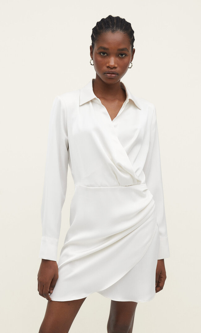 Stradivarius Kurzes Kleid aus Satin mit drapiertem Rock Ecru M