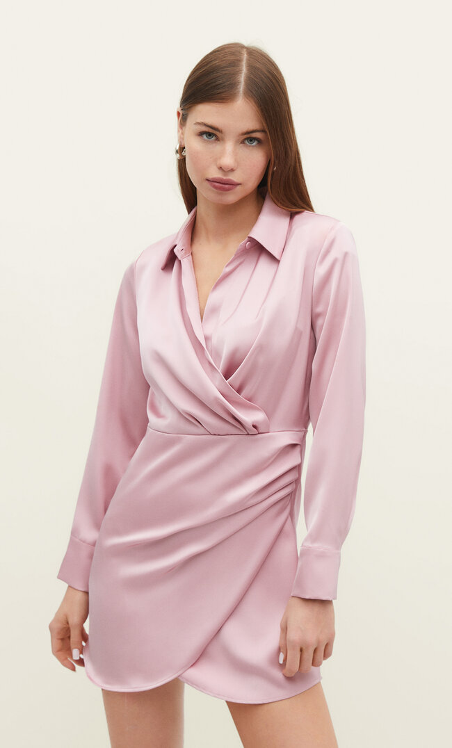 Stradivarius Kurzes Kleid aus Satin mit drapiertem Rock Puderrosa XS