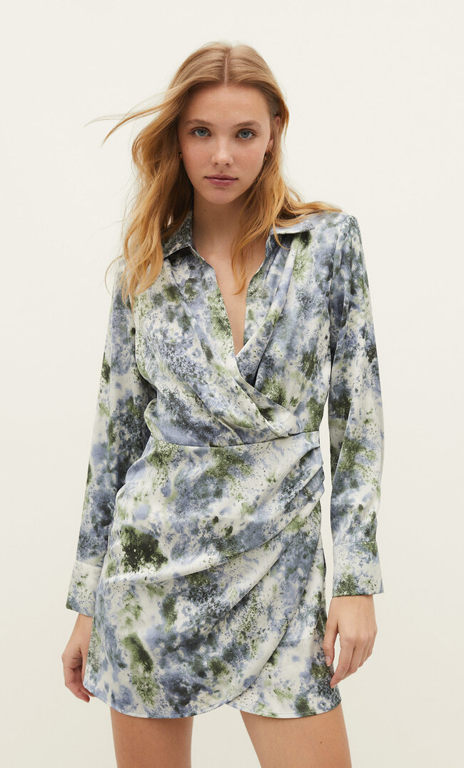 Stradivarius Kurzes Kleid aus Satin mit Print Khaki XS