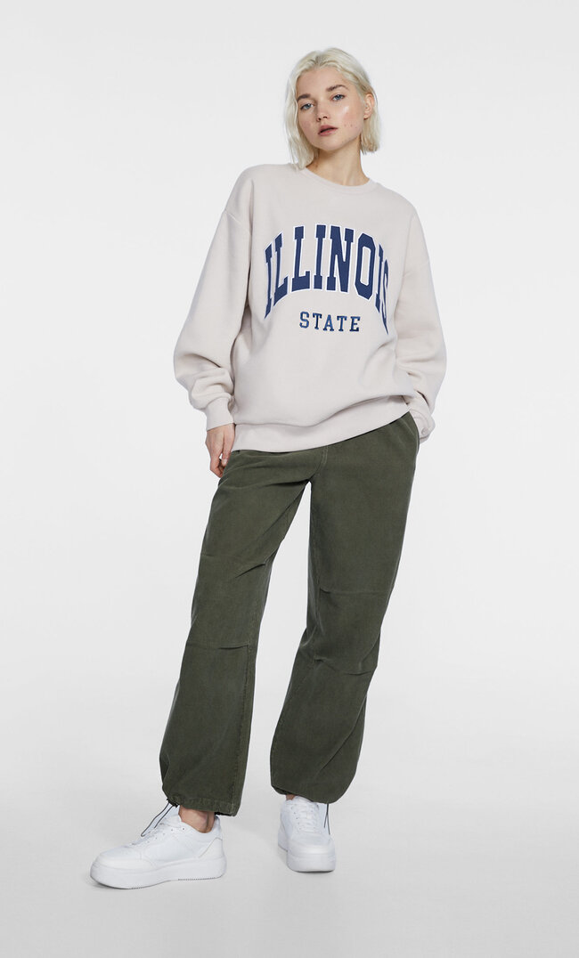 Stradivarius Oversize-Sweatshirt mit Patch Steingrau L