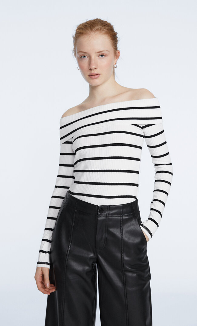 Stradivarius Gestreiftes Shirt mit Carmen-Ausschnitt Ecru XS