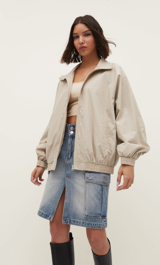 Stradivarius Kurze Oversize-Windjacke Steingrau S
