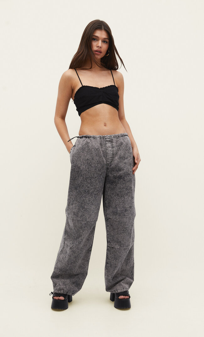 Stradivarius Parachute-Hose im Acid-Wash Grau L