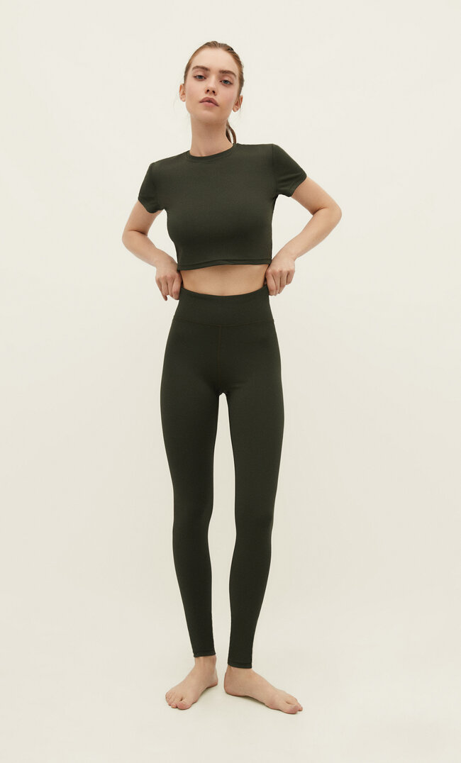 Stradivarius Przyjemne w dotyku legginsy sportowe Khaki L