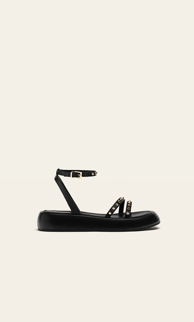 Stradivarius Flache Sandalen in Schwarz mit Nieten SCHWARZ 38
