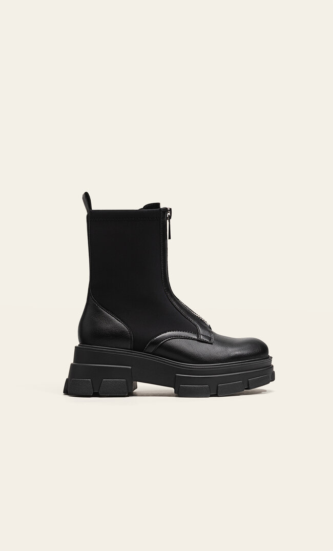Stradivarius Flache Stiefeletten mit Reißverschluss und Profilsohle SCHWARZ 40
Stradivarius Flache Stiefeletten mit Reißverschluss und Profilsohle SCHWARZ 40