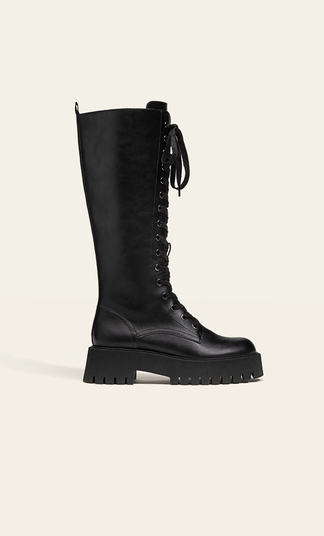 Stradivarius Flache Stiefel Mit Profilsohle Und Schnürverschluss Schwarz 37
Stradivarius Flache Stiefel Mit Profilsohle Und Schnürverschluss Schwarz 37