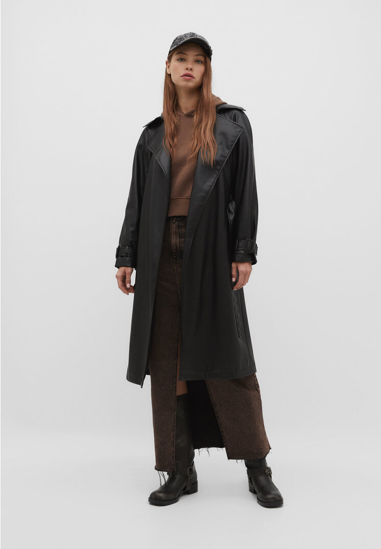 Stradivarius Langer Trenchcoat aus Kunstleder Schwarz M