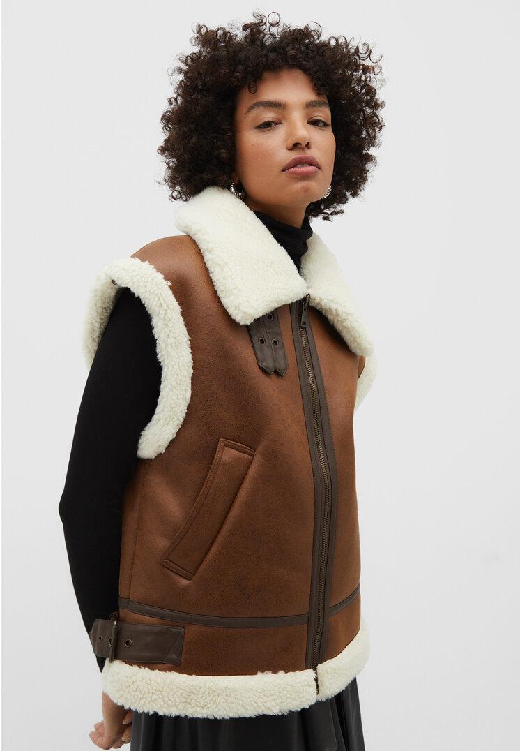 Stradivarius Ärmellose Doubleface-Weste aus Wildlederimitat Karamell XS