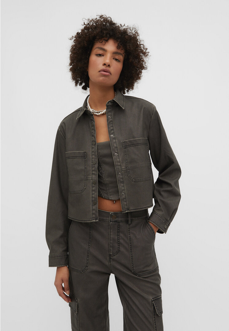 Stradivarius Kurzes Hemd aus Kunstleder im Washed-Look Grau XS