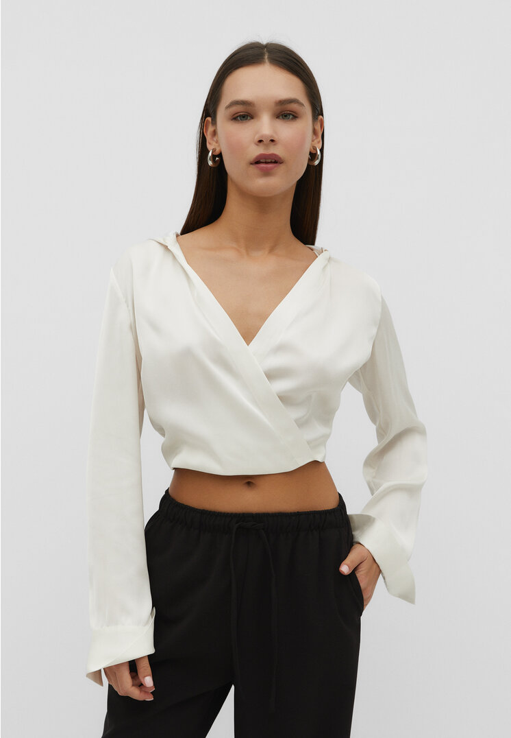 Stradivarius Hemd aus Satin mit Kapuze Ecru L