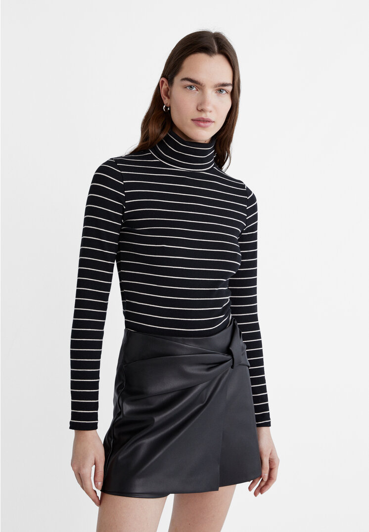 Stradivarius Gestreiftes Shirt mit Rollkragen Schwarz XL