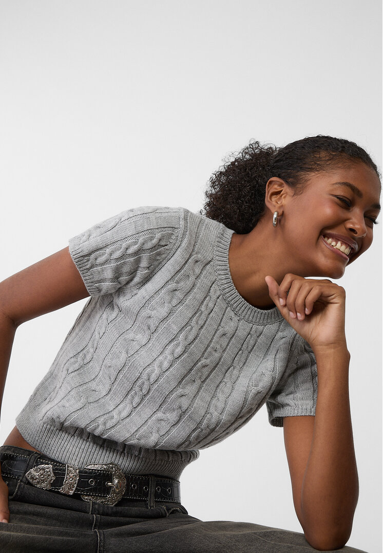 Stradivarius Strickpullover mit kurzen Ärmeln und Flechtmuster Grau Melange L
Stradivarius Strickpullover mit kurzen Ärmeln und Flechtmuster Grau Melange L