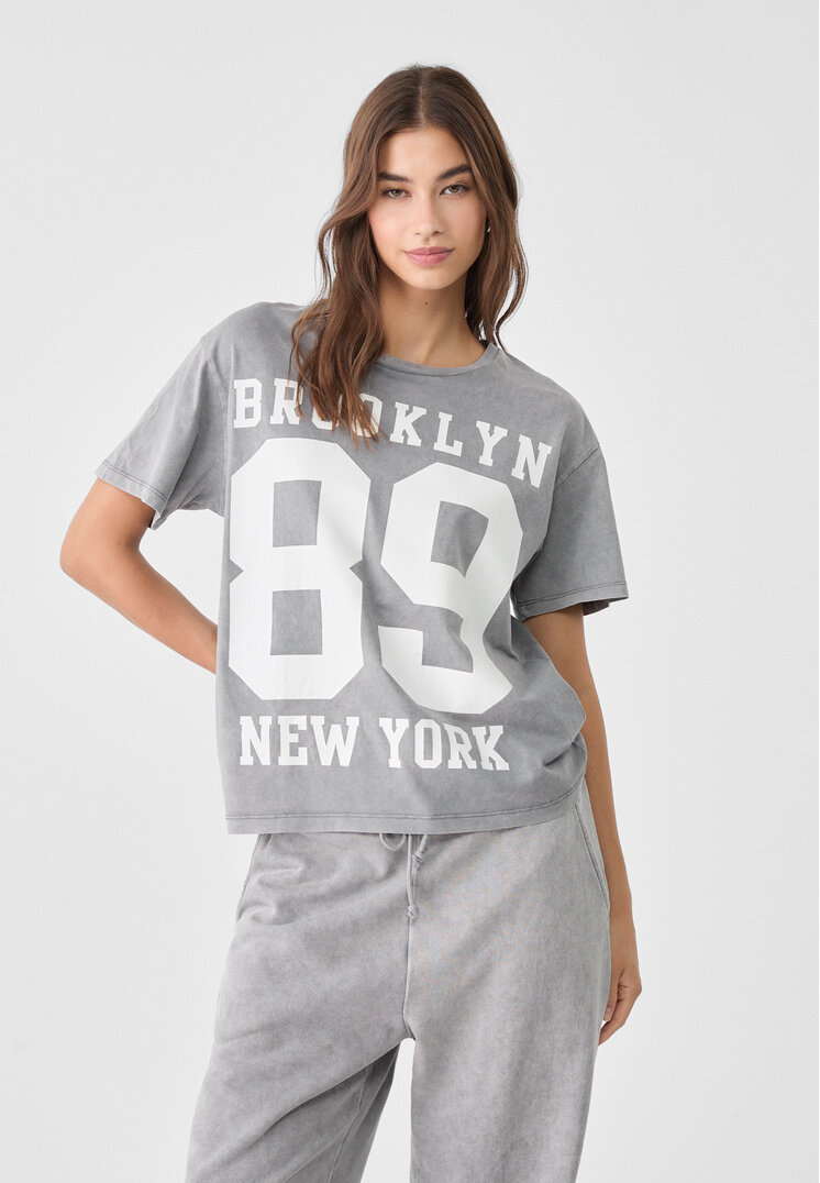 Stradivarius T-Shirt mit platziertem Print und kurzen Ärmeln Graumeliert XL
Stradivarius T-Shirt mit platziertem Print und kurzen Ärmeln Graumeliert XL