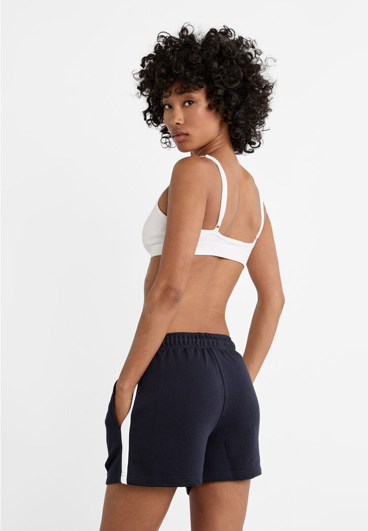 Stradivarius Shorts aus Plüsch mit seitlichem Streifen und Kordelzügen Marineblau XL
Stradivarius Shorts aus Plüsch mit seitlichem Streifen und Kordelzügen Marineblau XL