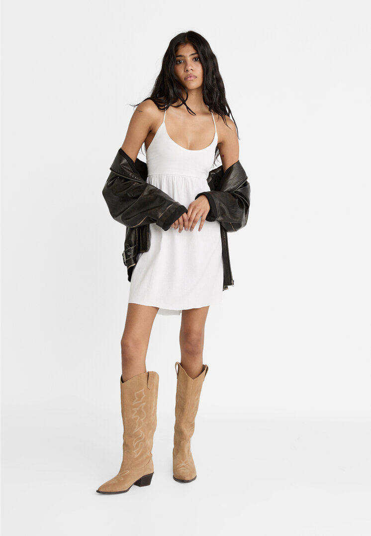 Stradivarius Kurzes fließendes Kleid mit freiem Rücken Weiß XS