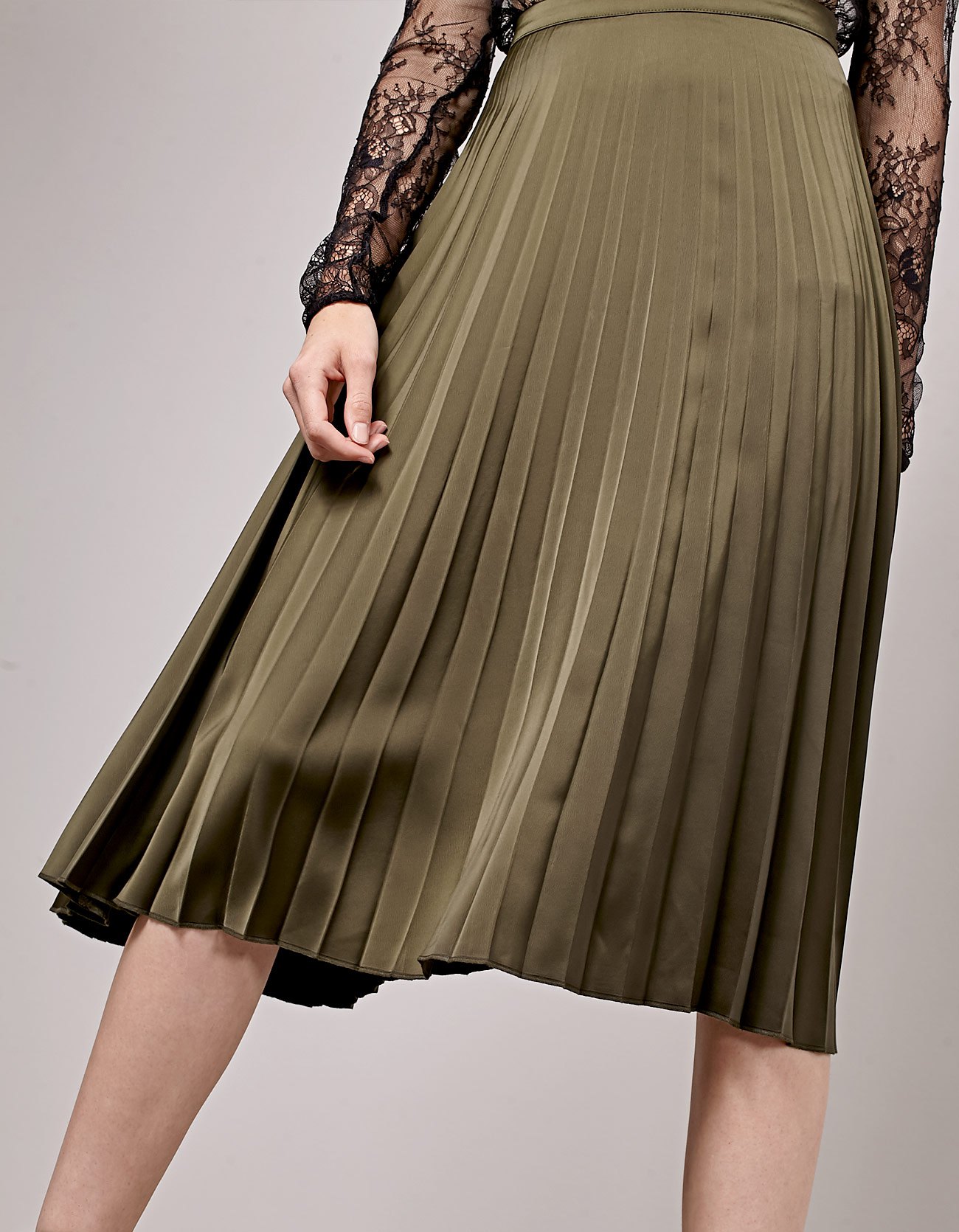 http://static.e-stradivarius.net/5/photos2/2016/I/0/1/p/4715/197/550/4715197550_1_1_1.jpg?t=1472046560265