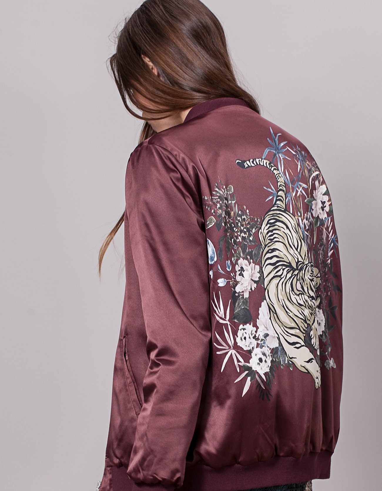 http://www.stradivarius.com/es/nuevo/ropa/bomber-estampada-acolchada-c1390562p7566009.html?categoryNav=1390562&colorId=151