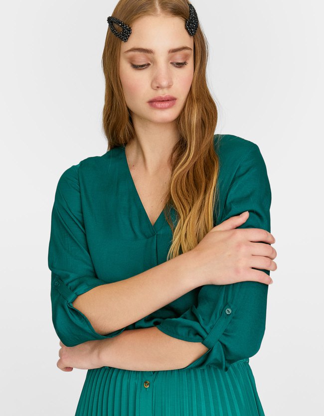 Stradivarius T Shirt Met 34 Mouw En V Hals Dames Groen Xs stradivarius kopen in de aanbieding