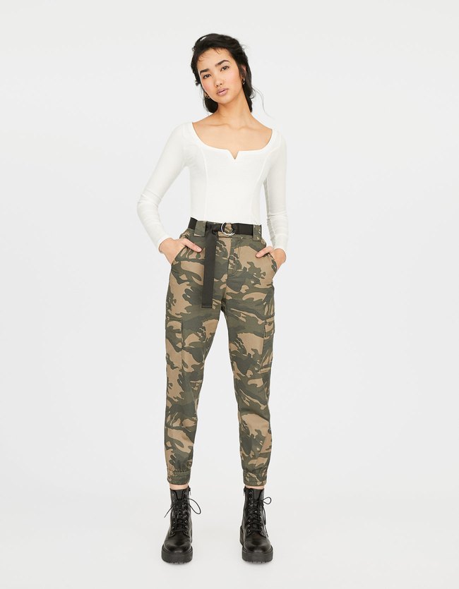 Stradivarius Cargobroek Met Elastiek In De Zoom En Camouflageprint Dames Kaki stradivarius kopen in de aanbieding Stradivarius Cargobroek Met Elastiek In De Zoom En Camouflageprint Dames Kaki stradivarius kopen in de aanbieding