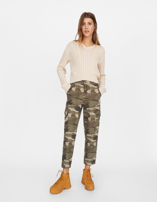 Stradivarius Nauwsluitende Tricot Kabeltrui Met V Hals Dames Steen stradivarius kopen in de aanbieding Stradivarius Nauwsluitende Tricot Kabeltrui Met V Hals Dames Steen stradivarius kopen in de aanbieding