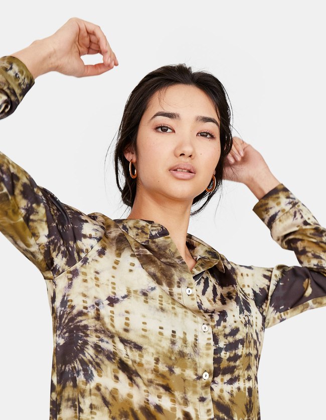 Stradivarius Satijnen Tie Dye Blouse Dames Kaki stradivarius kopen in de aanbieding