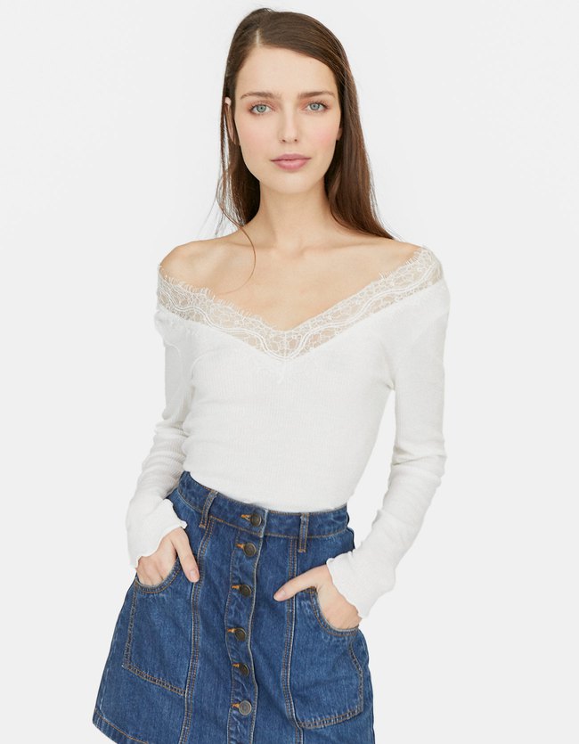 Stradivarius Ribtricot T Shirt Met Kant Langs De Hals Dames Ecru stradivarius kopen in de aanbieding