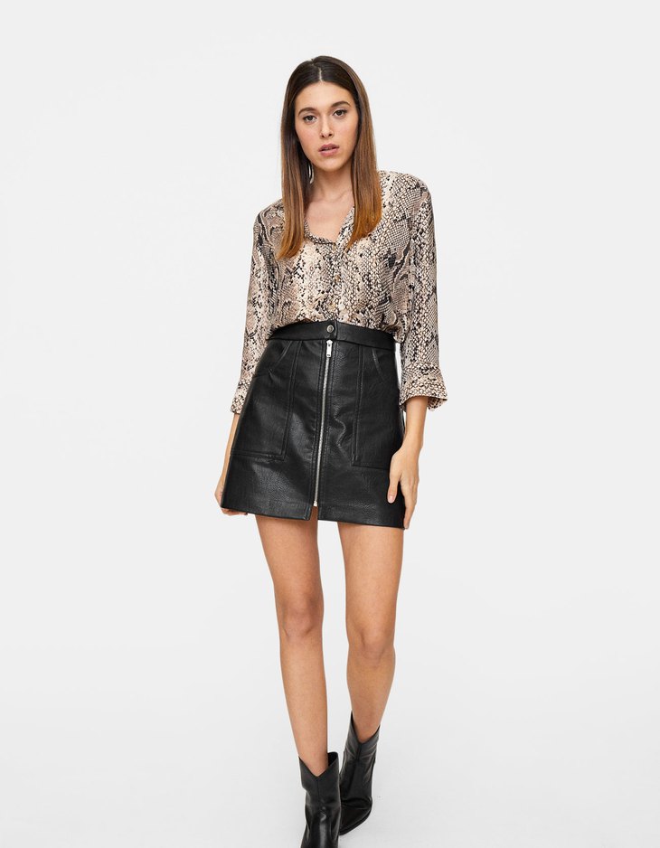 blusa serpiente stradivarius