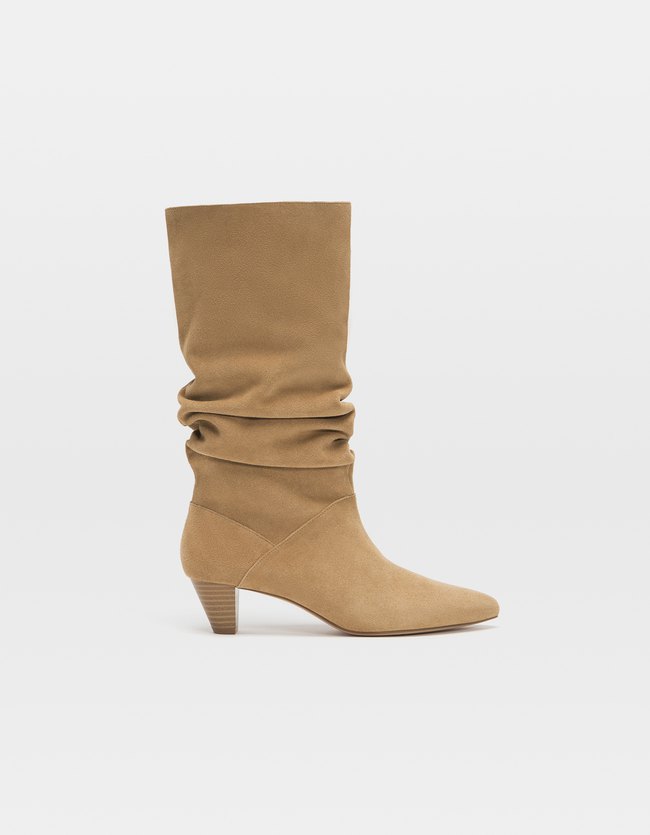 Stradivarius Zandkleurige Leren Laars Met Hak En Plooien Dames Zand 41 stradivarius kopen in de aanbieding Stradivarius Zandkleurige Leren Laars Met Hak En Plooien Dames Zand 41 stradivarius kopen in de aanbieding