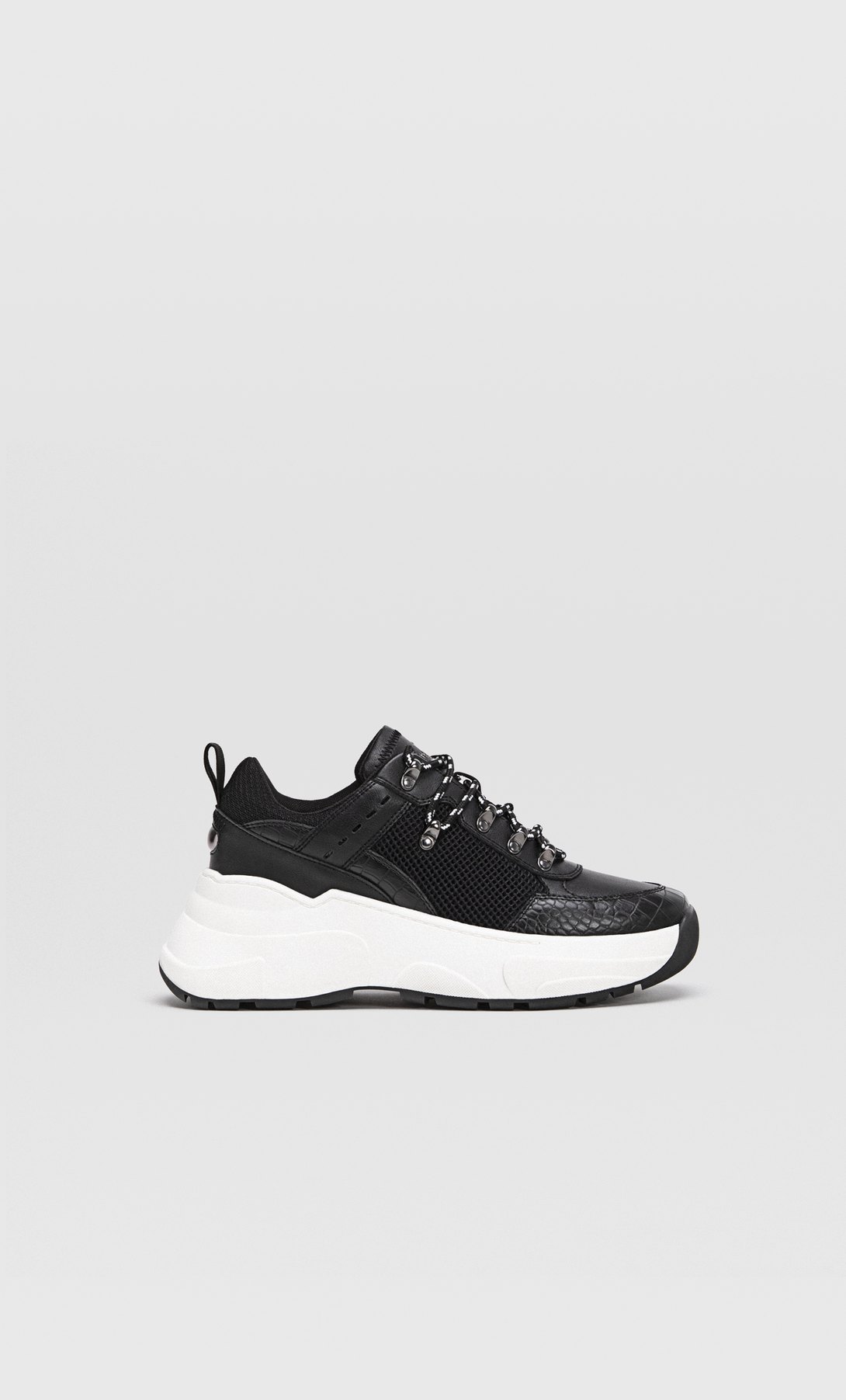 Sneakers Con Maxi Suola E Dettagli Di Colore Nero