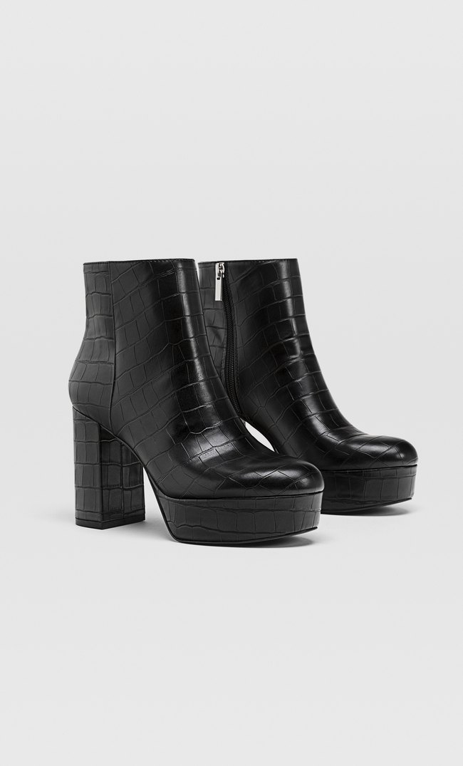 Schwarze geprägte Stiefeletten mit Absatz und Plateau Schwarze geprägte Stiefeletten mit Absatz und Plateau