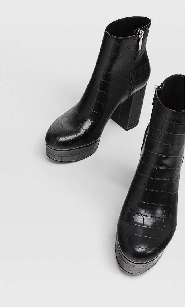 Schwarze geprägte Stiefeletten mit Absatz und Plateau Schwarze geprägte Stiefeletten mit Absatz und Plateau