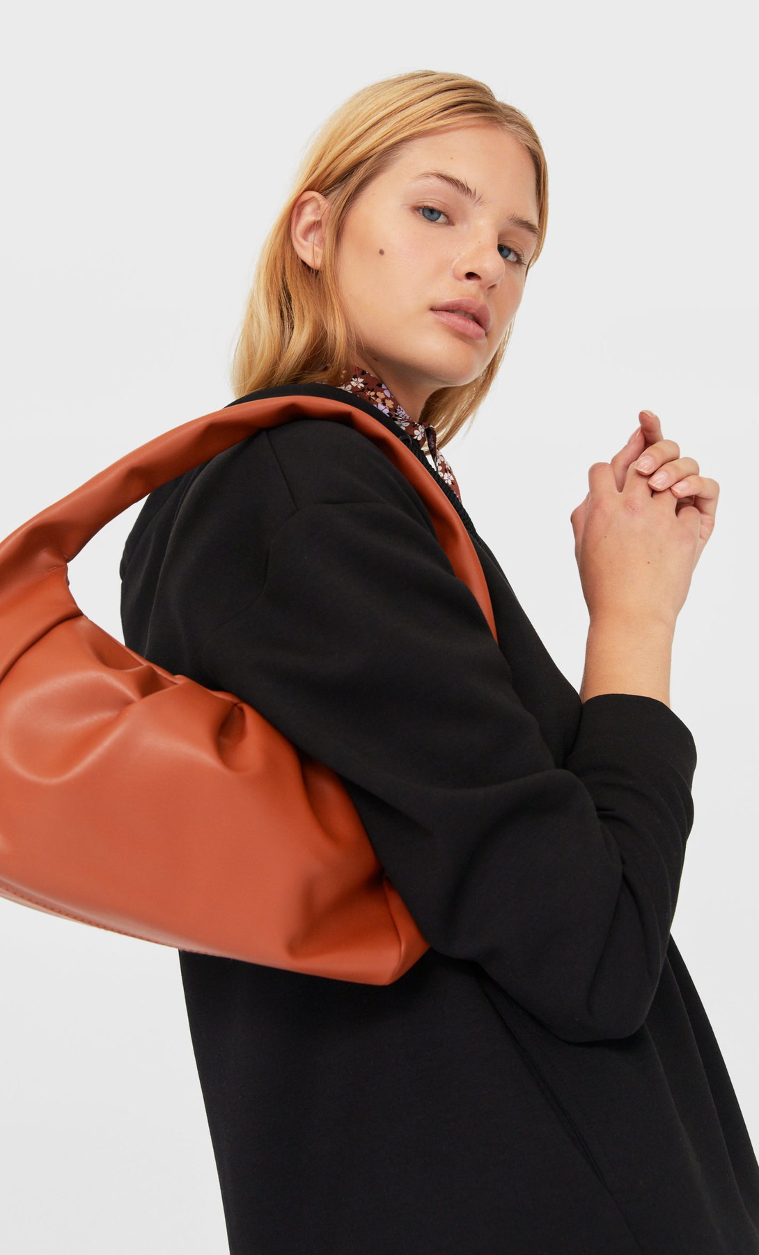 Bolsos de Stradivarius ideales para este otoño a precio de ganga 7 Merca2.es STR_Mini bandolera pliegues_1