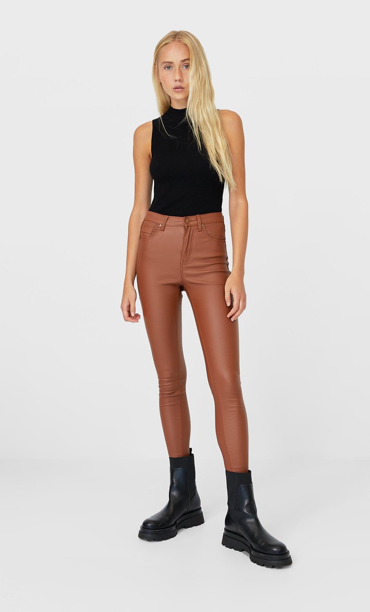 Venta > pantalones de cuero stradivarius > en stock