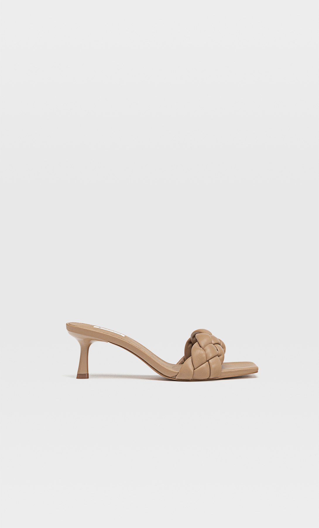STR_Heeled sandals with padded braid detail_1