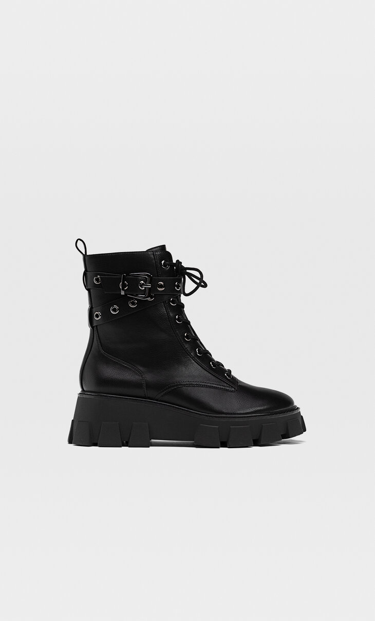 track sole lace up boots