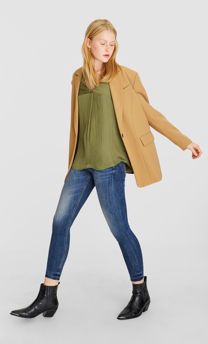 Poykamiso Me Giaka V Foremata Gynaikeia Stradivarius Greek