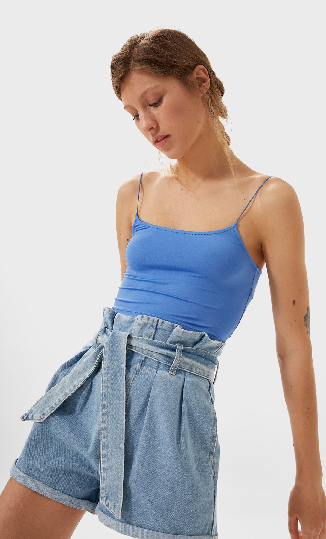 STR_Джинсовые шорты со сборкой на талии и поясом_1