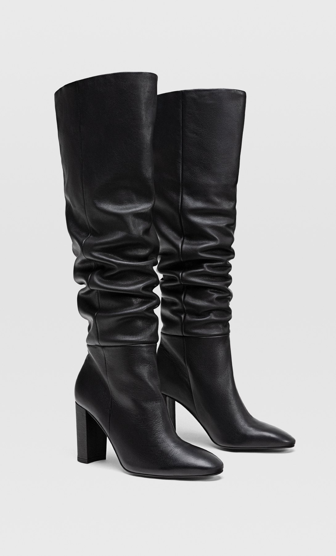 Schwarze Overknee Absatzstiefel Aus Leder Und Mit Weitem Schaft