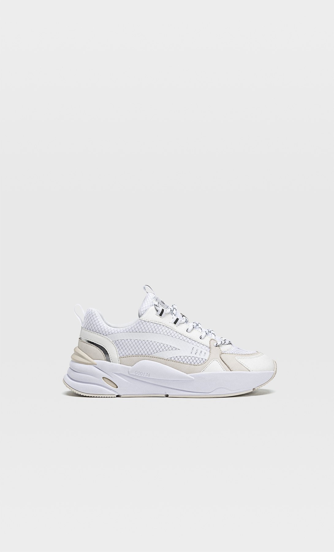 Sneakers blancas, de Stradivarius (17,99 euros) | Foto: Stradivarius.