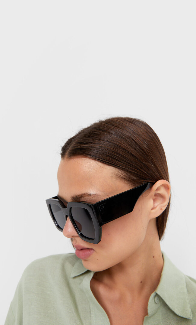 

Stradivarius Kwadratowe Okulary W Rogowej Oprawce Czarny 103