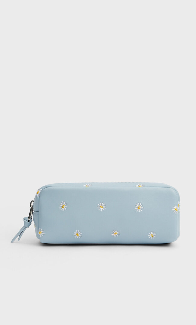 

Stradivarius Etui Mit Blumenstickerei Blau 103