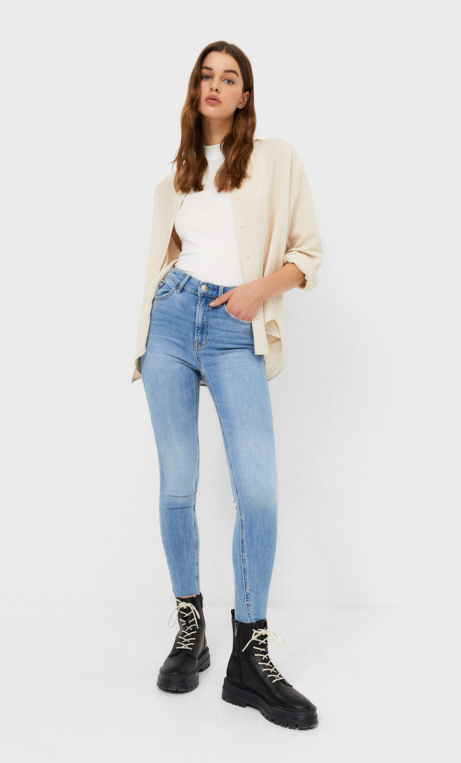 

Stradivarius Jeansy Skinny Ze Średnim Stanem Jasnodenimowy 44