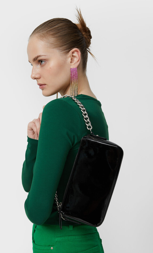 

Stradivarius Umhängetasche Mit Kette In Lackoptik Schwarz 103