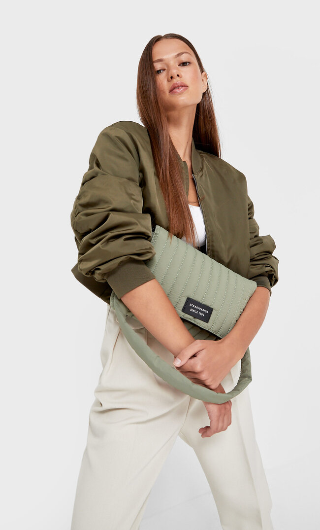 

Stradivarius Gesteppte Pochette Khaki 103