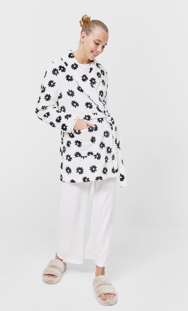 

Stradivarius Morgenmantel Aus Kunstfell Mit Print Ecru M