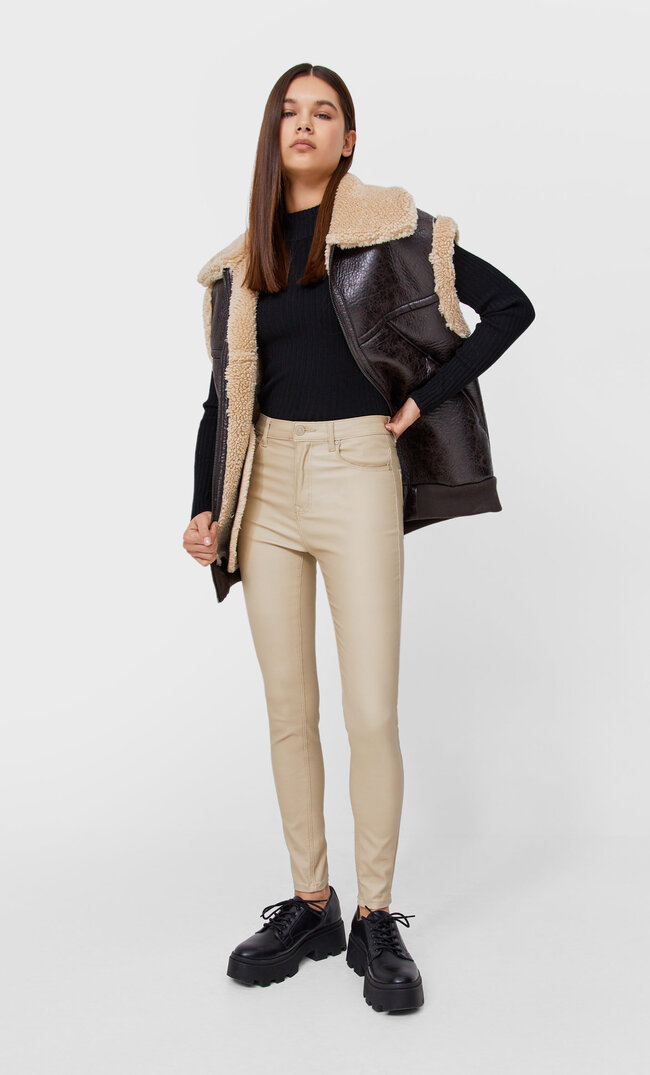 

Stradivarius Beschichtete Hose Mit Hohem Bund Steingrau 44