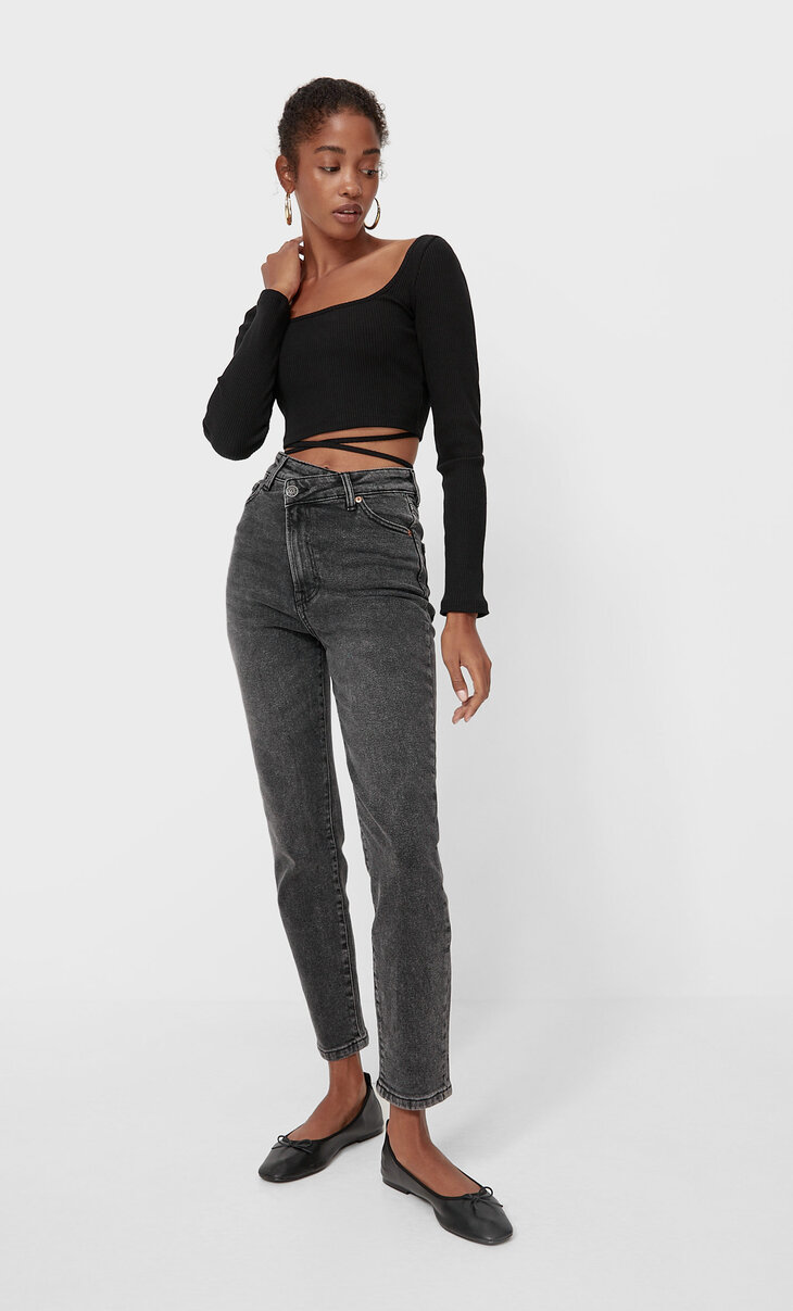 Mom fit jeans with asymmetric waistband