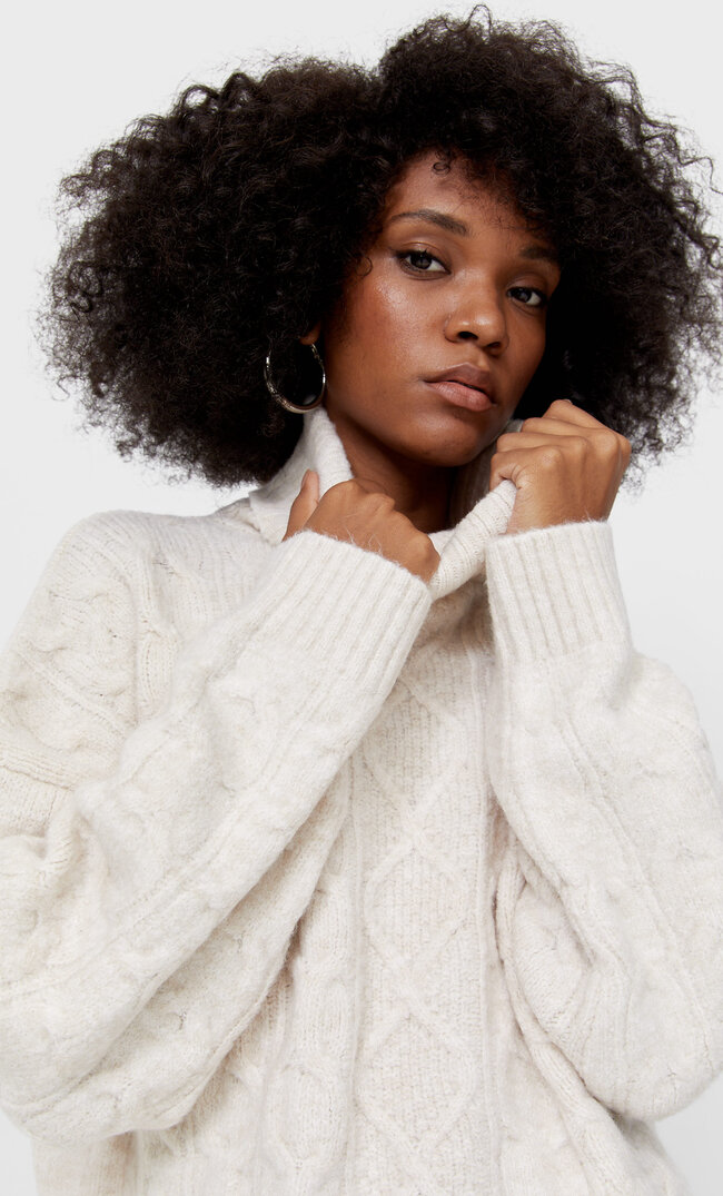 

Stradivarius Sweter Z Golfem I Warkoczowym Splotem Ecru Xs