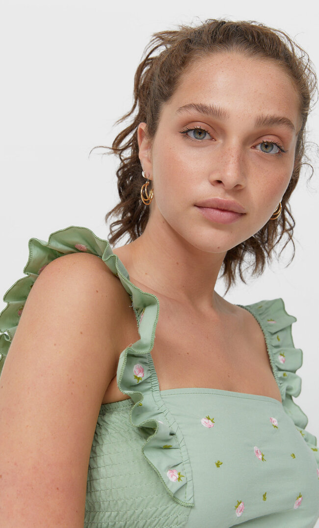 

Stradivarius Top Mit Stickerei Und Volant Grün M